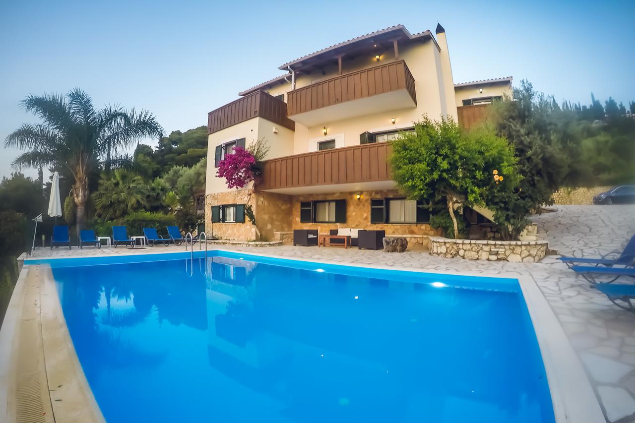 Villa Irinis עד 10-12 אורחים