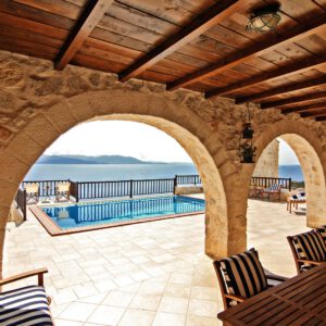 Castle Stone Villa - כשעה מאתונה עד 18 אנשים